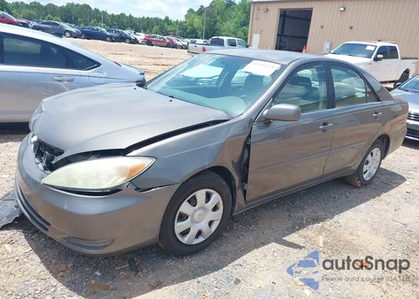 2004 Toyota Camry Le z USA, uszkodzony, nr VIN 4T1BE32K74U822587